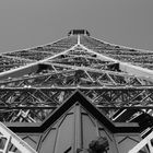 Den Blick am Eiffelturm entlang gen Himmel
