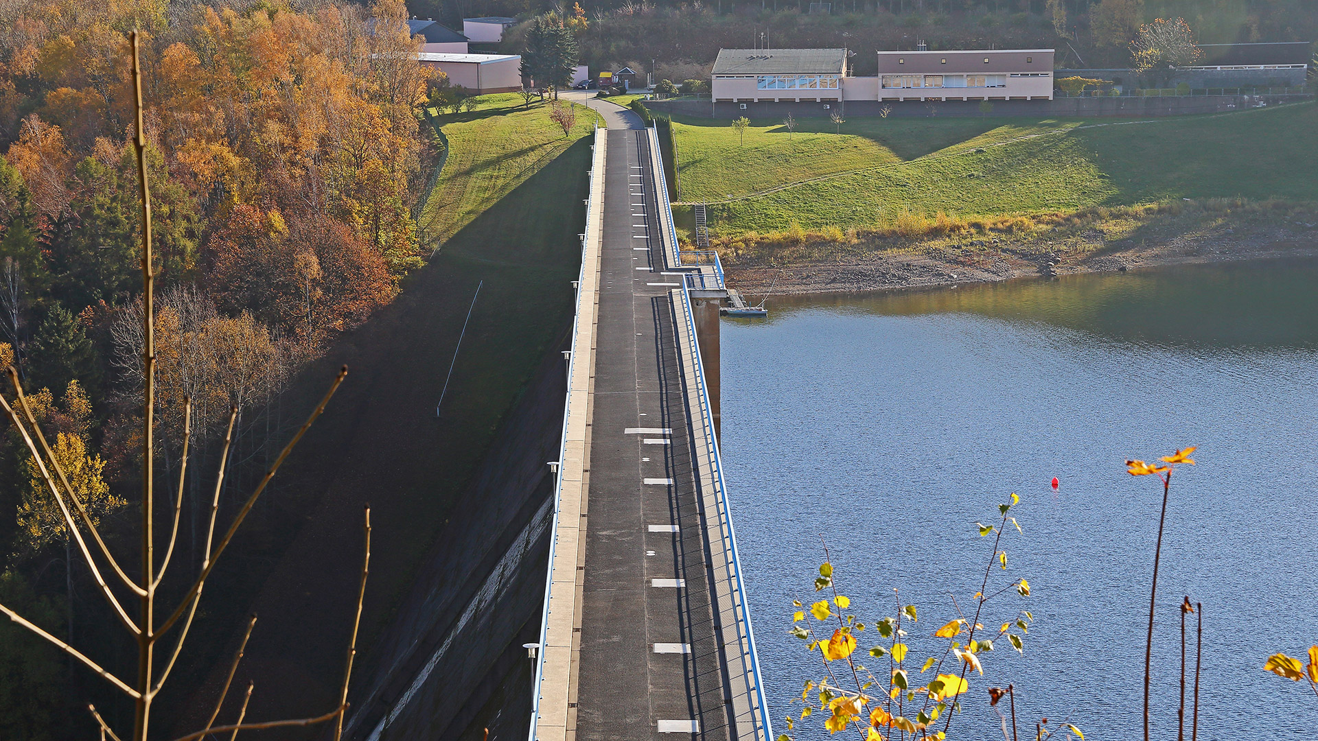 Den Blick auf die Staumauer ohne Zweige gab es nicht...am zuwachsen !