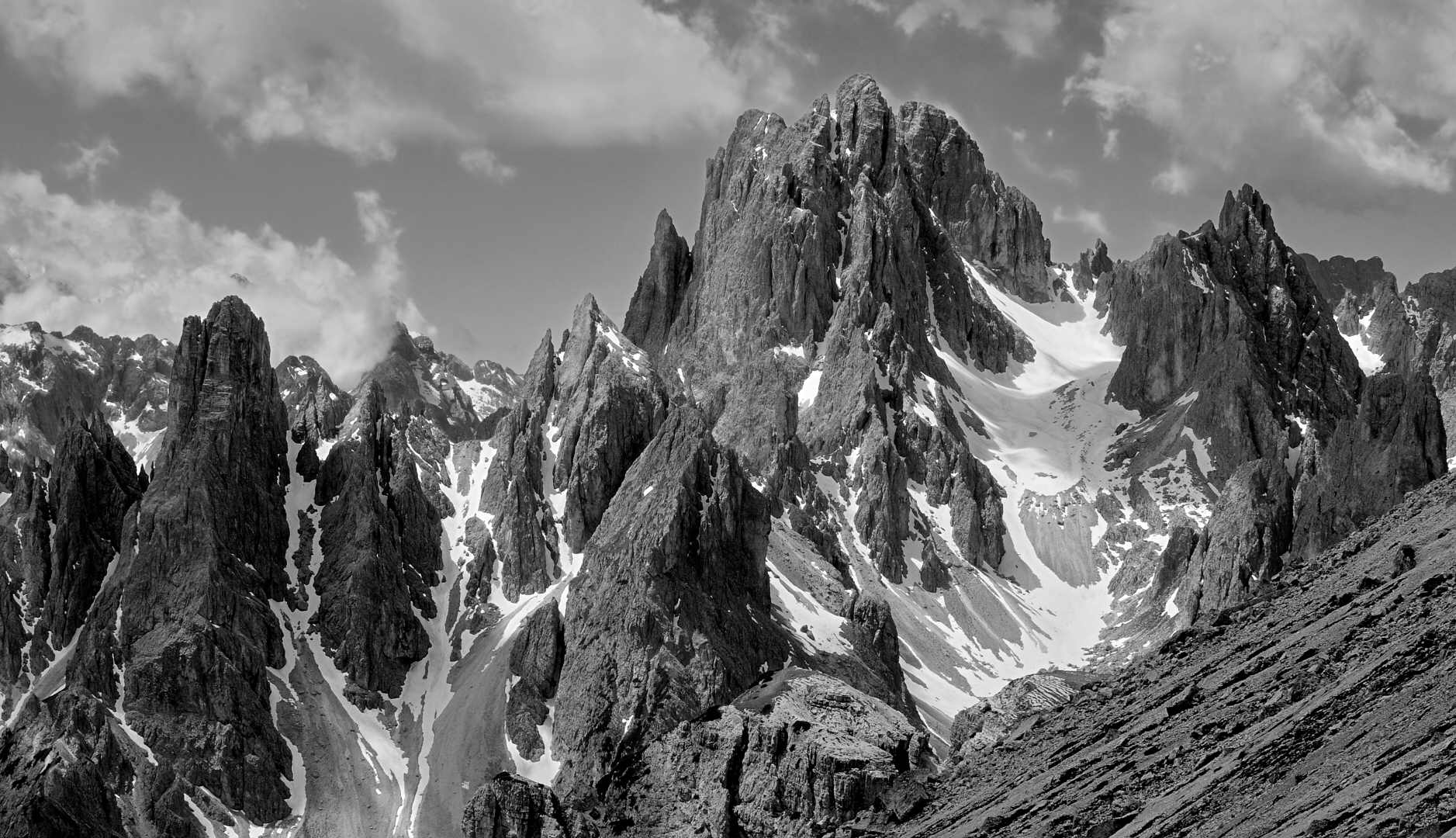 Den Blick auf spektakuläre Felsgipfel und Zinnen von der Cadini Gruppe (auch Cadini di Misurina..