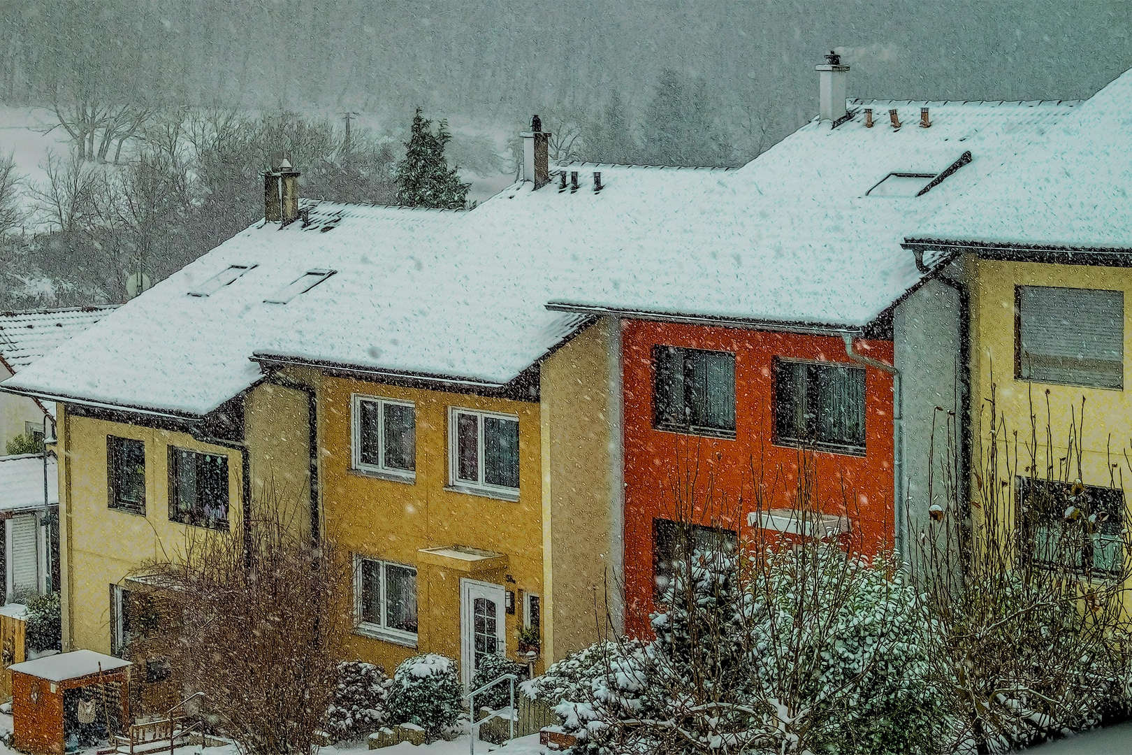 Den ganzen Tag schneit es schon