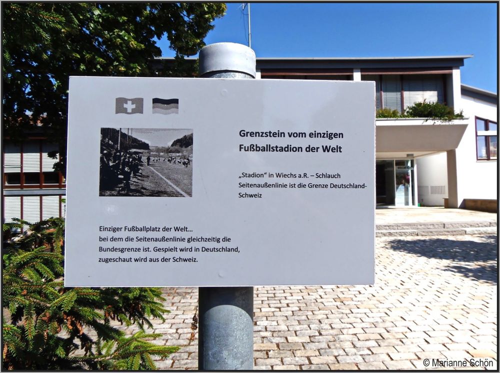 Den Grenzstein vom einzigartigsten Fußballplatz der Welt...