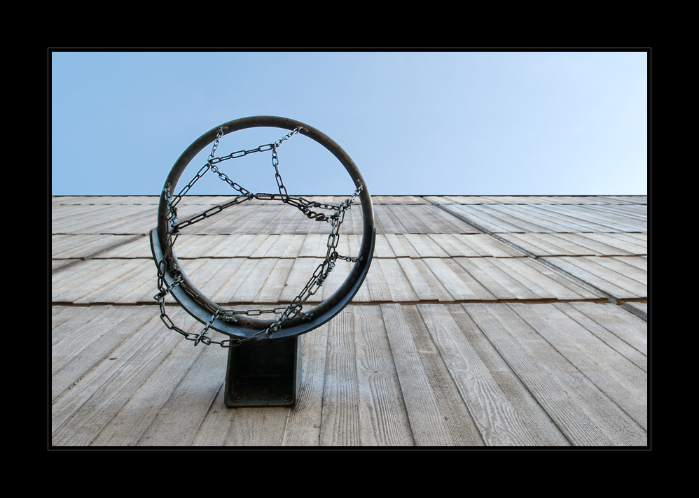 Den Himmel im Auge überwinden wir spielend Ketten und Beton