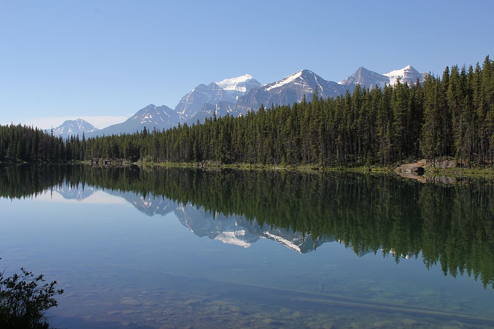 Den idyllischen Herbert Lake am südlichen Anfang des Icefield Parkway...