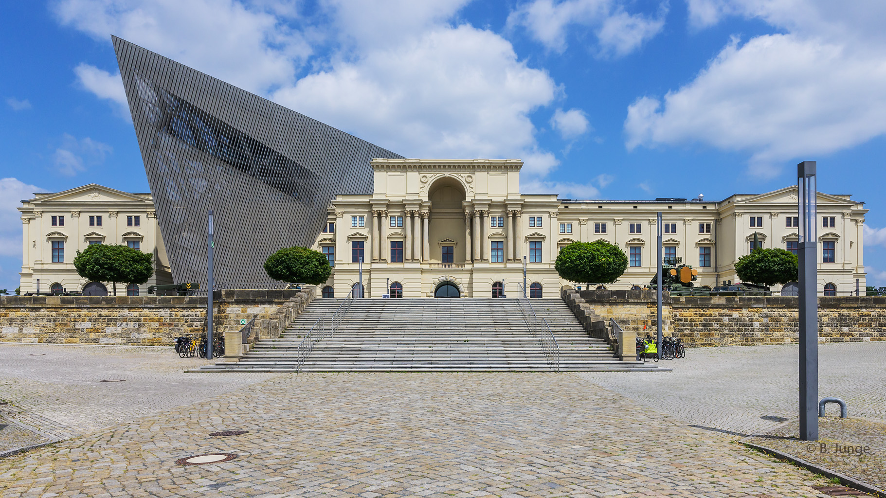 Den Keil ins alte Gebäude getrieben ...