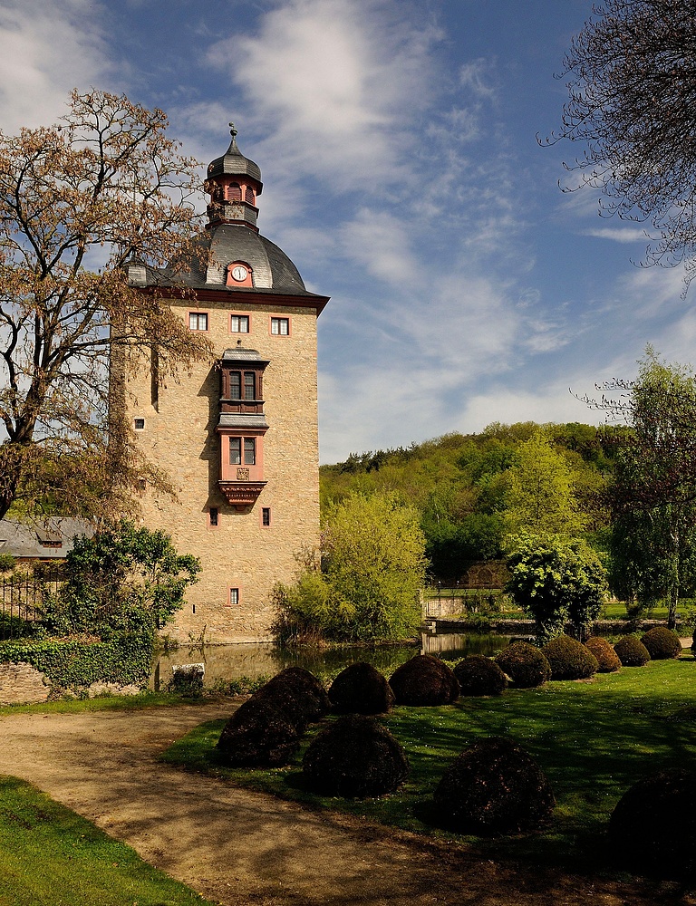 Den Kern des heutigen Schlosses bildet ein als Wasserburg...