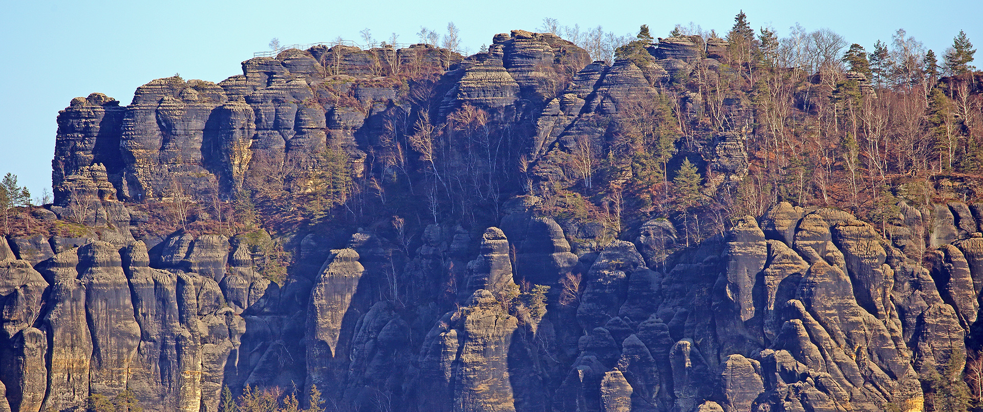 Den kompletten Blick auf die Kette der Schrammsteine in der Sächsischen Schweiz...