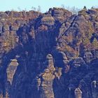 Den kompletten Blick auf die Kette der Schrammsteine in der Sächsischen Schweiz...