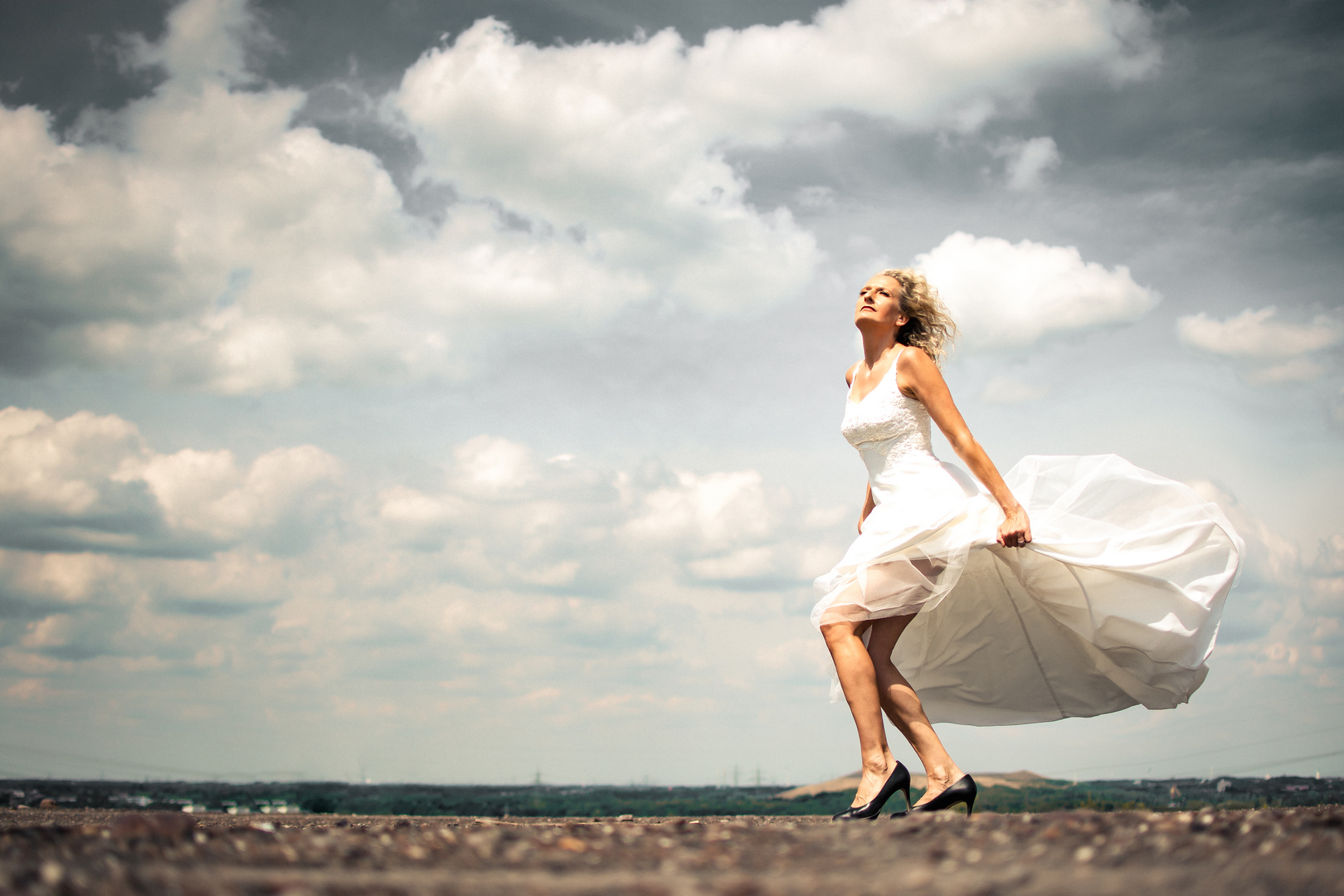 Den Kopf in den Wolken und die Haare im Wind