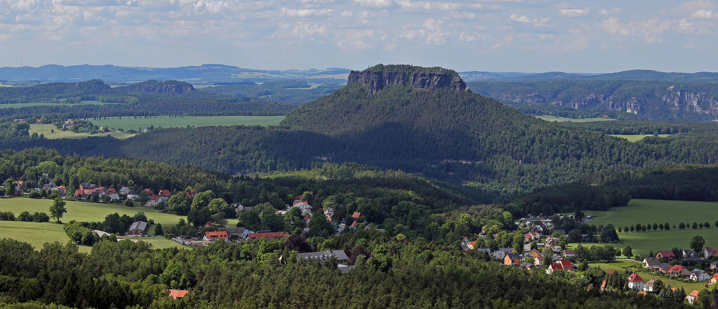 Den Lilienstein mit mehr Tele vom Papststein gezeigt