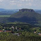 Den Lilienstein mit mehr Tele vom Papststein gezeigt