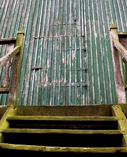 Den Naturkräften seit Jahrhunderten ausgesetzt, die Treppe zurm Eingang der Düppelsmühle in Titz.