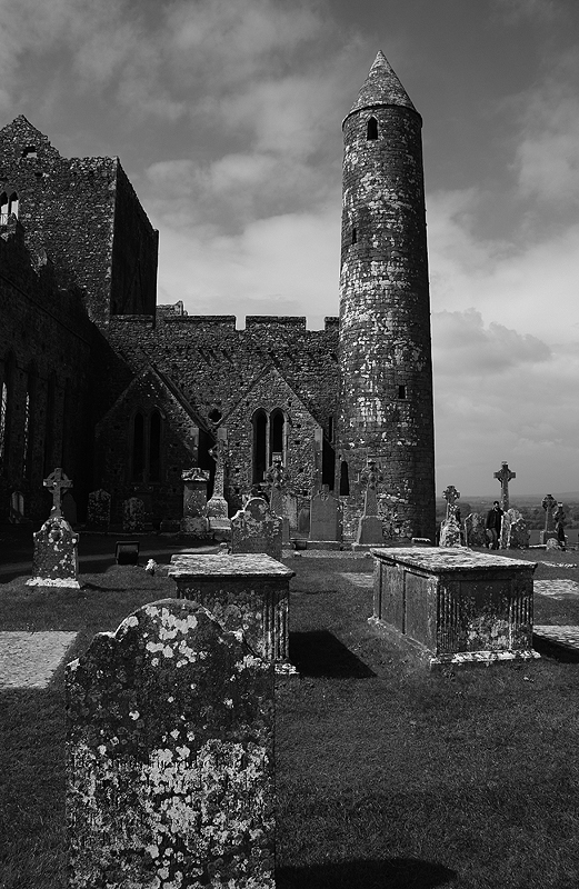 Den Rock of Cashel in s/w...