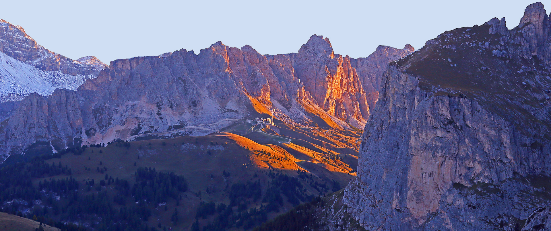 Den Sonnenaufgang am Sellajoch in den Dolomiten erleben...