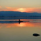 Den Sonnenuntergang im Ruderboot genießen