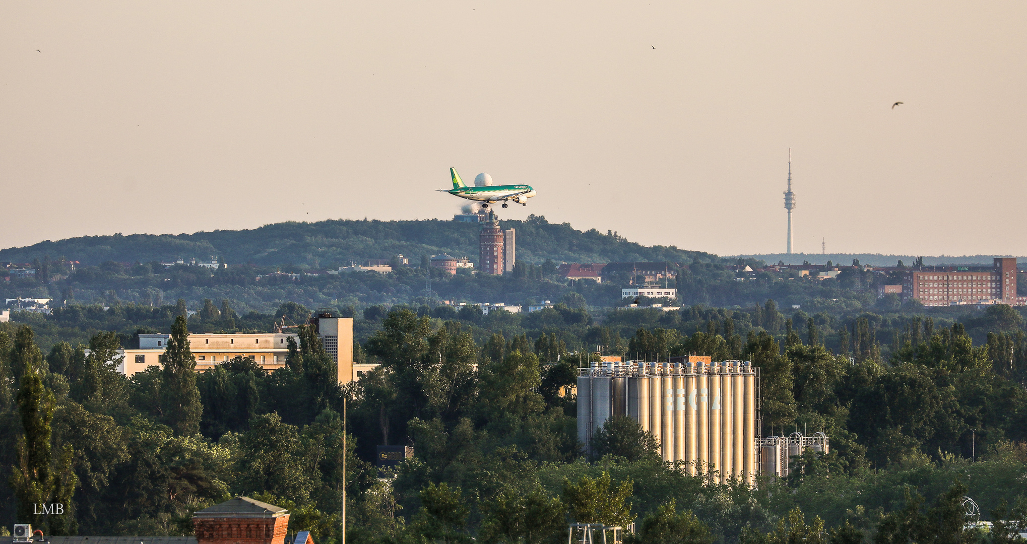 Den Teufelsberg im Hintergrund