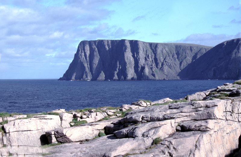 Den touristische Nordkap gesehen von dem geographisher Nordkap
