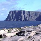 Den touristische Nordkap gesehen von dem geographisher Nordkap