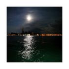 Den venezianischen Mond statt anheulen lieber anwinken - sonst könnte mensch beim Anheulen ertrinken