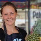 Denise mit Ananas