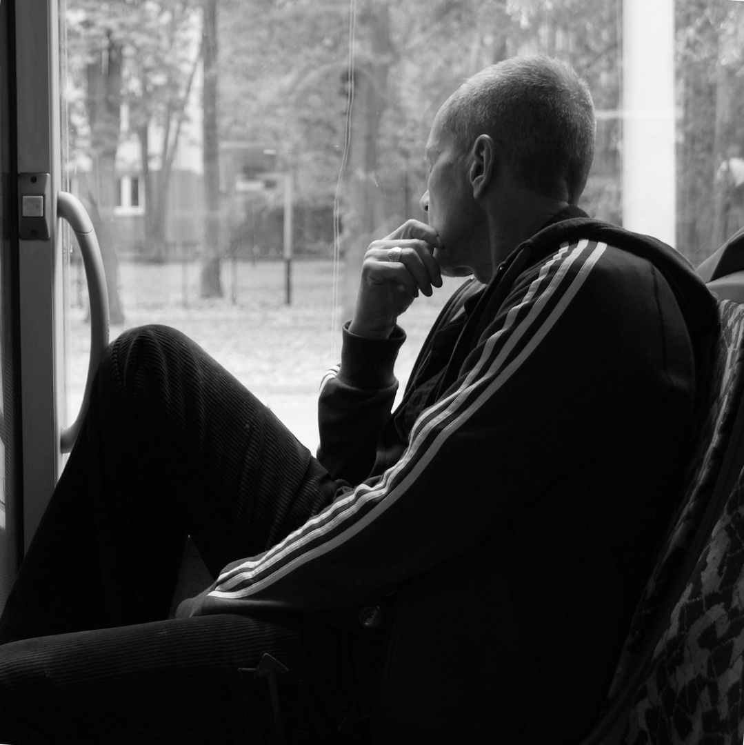 Denkender Mann im Bus