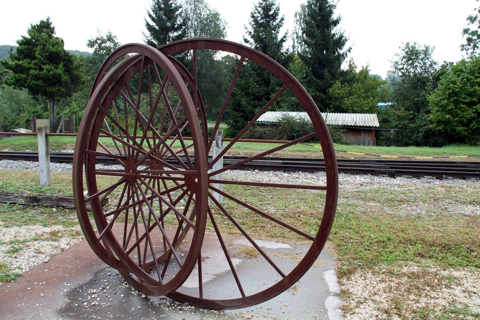 Denkmal am Öchsle-Bahnhof in Warthausen