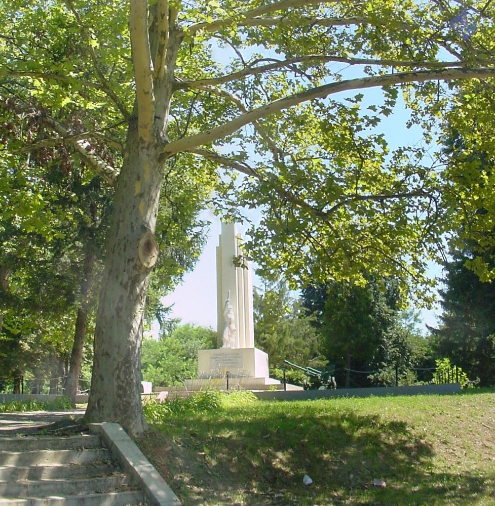 Denkmal am Rande einer Strasse in Westungarn