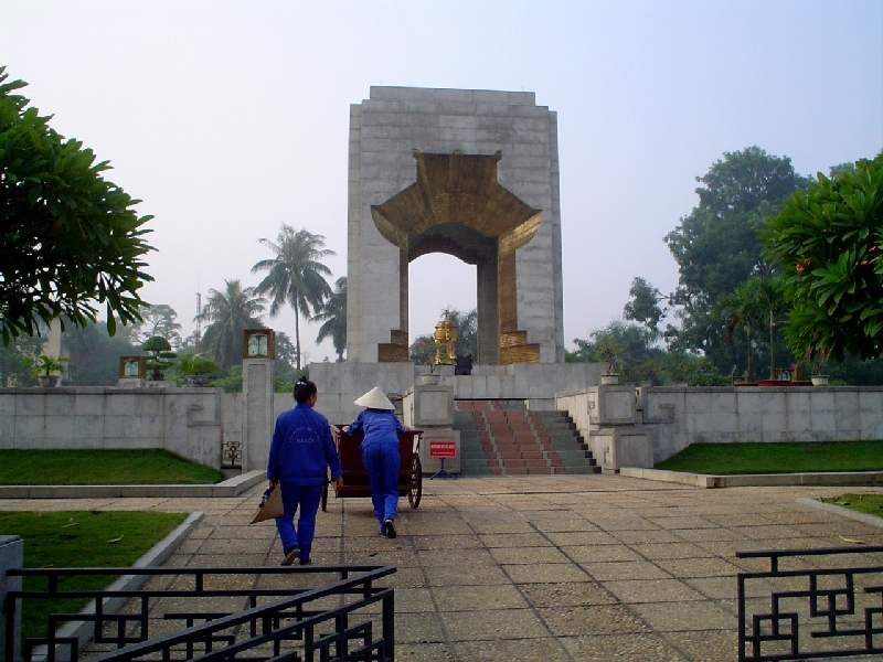 Denkmal an unbekannte gefallene Soldaten vor HCM Mausoleum