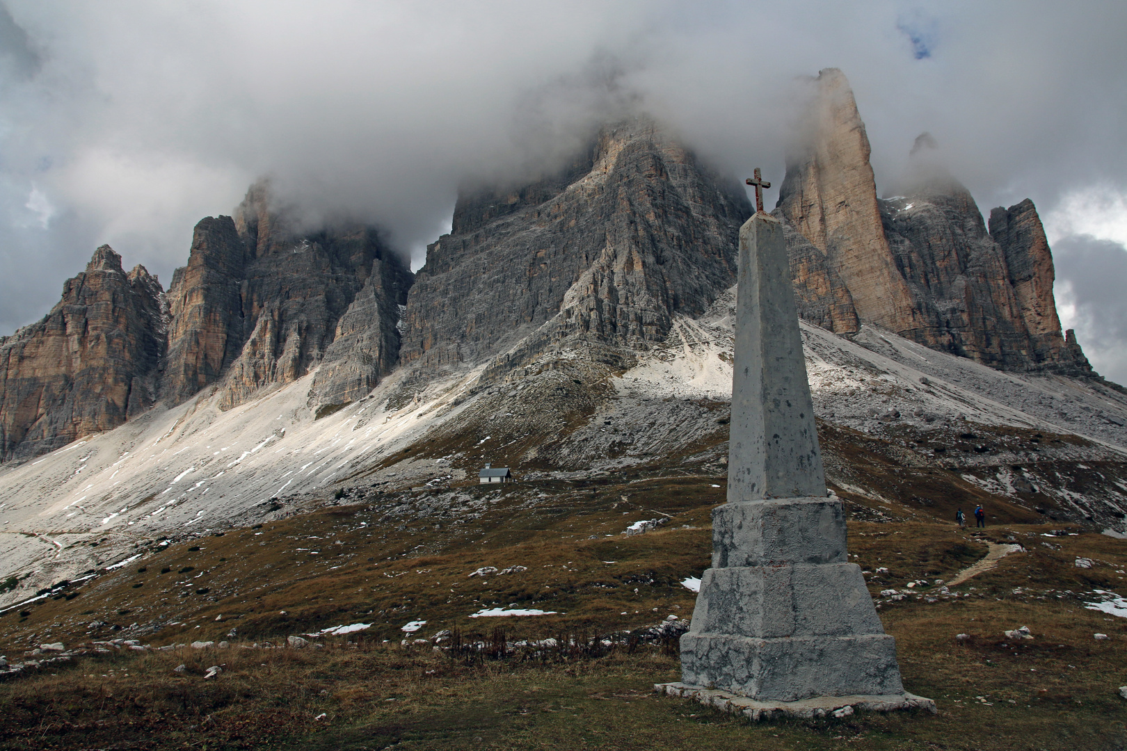 Denkmal auf dem Weg zu den Drei Zinnen