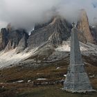 Denkmal auf dem Weg zu den Drei Zinnen