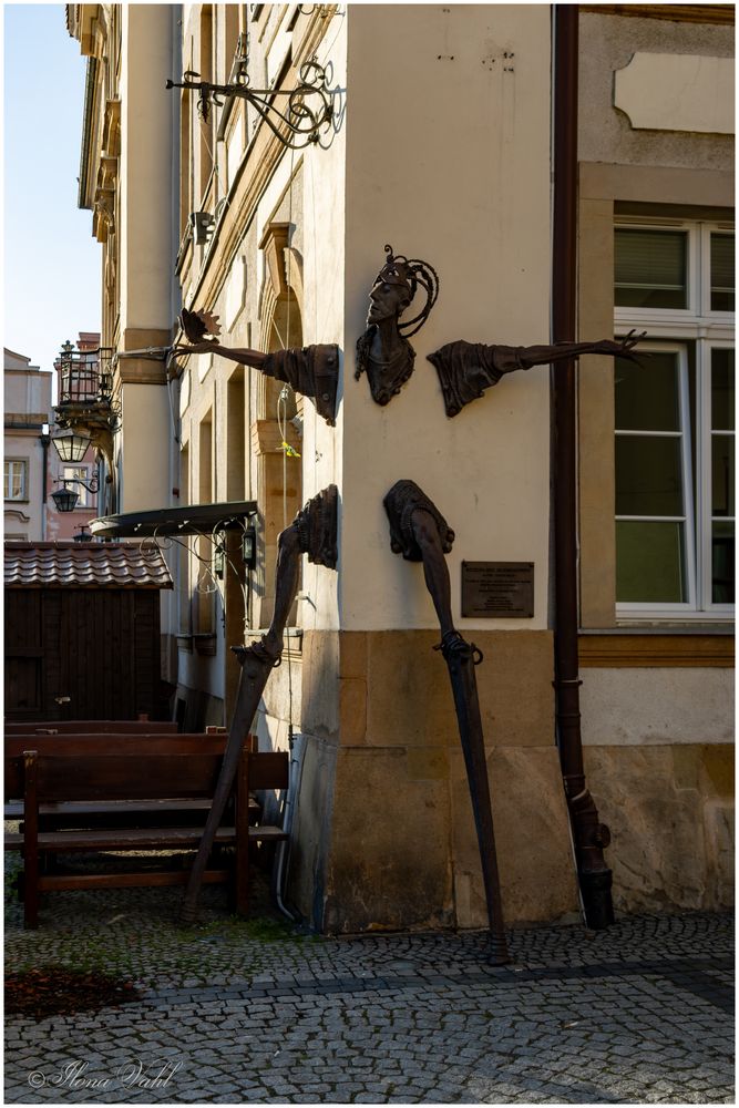 Denkmal für das Straßentheater, Skulptur von Vahan Bego in der Altstadt von Jelenia Gora