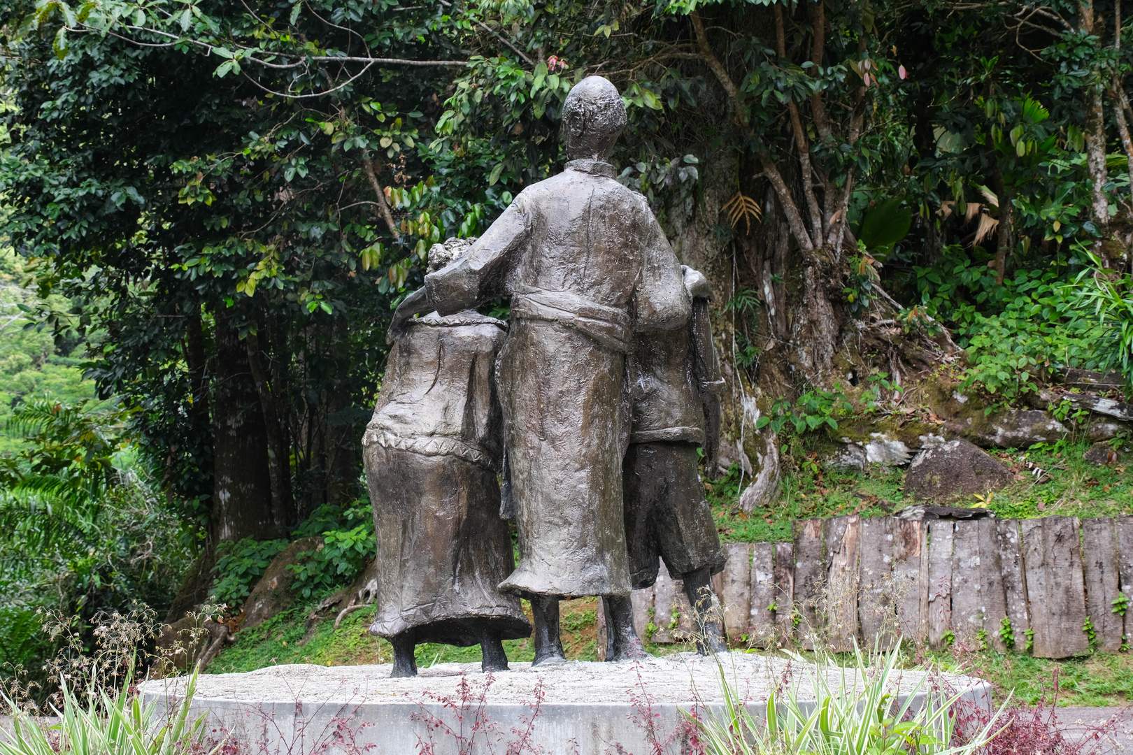 ...Denkmal für die Waisenkinder der ehemaligen Sklaven...