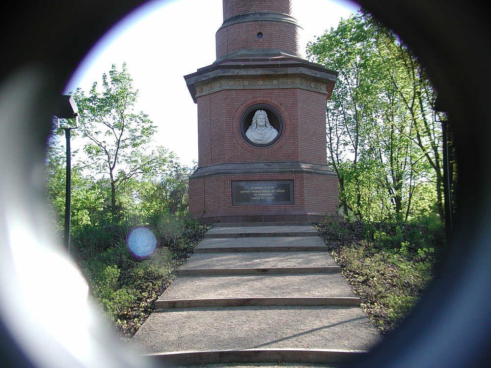 Denkmal Hakenberg ,-der Sockel des Turmes