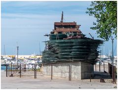 Denkmal im Hafen von Otranto...   