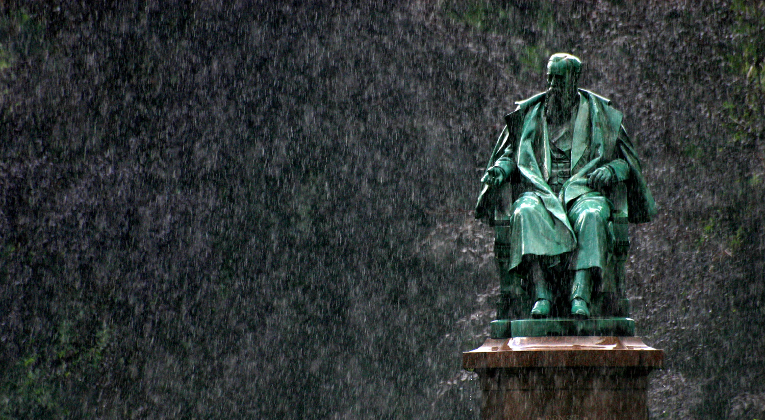 Denkmal im Regen