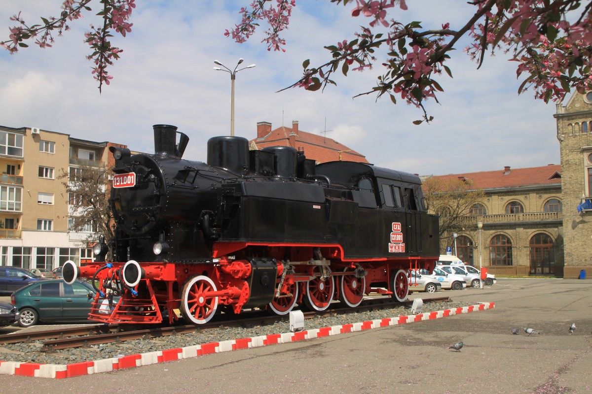 Denkmal-Lok vor dem Bahnhof Arad