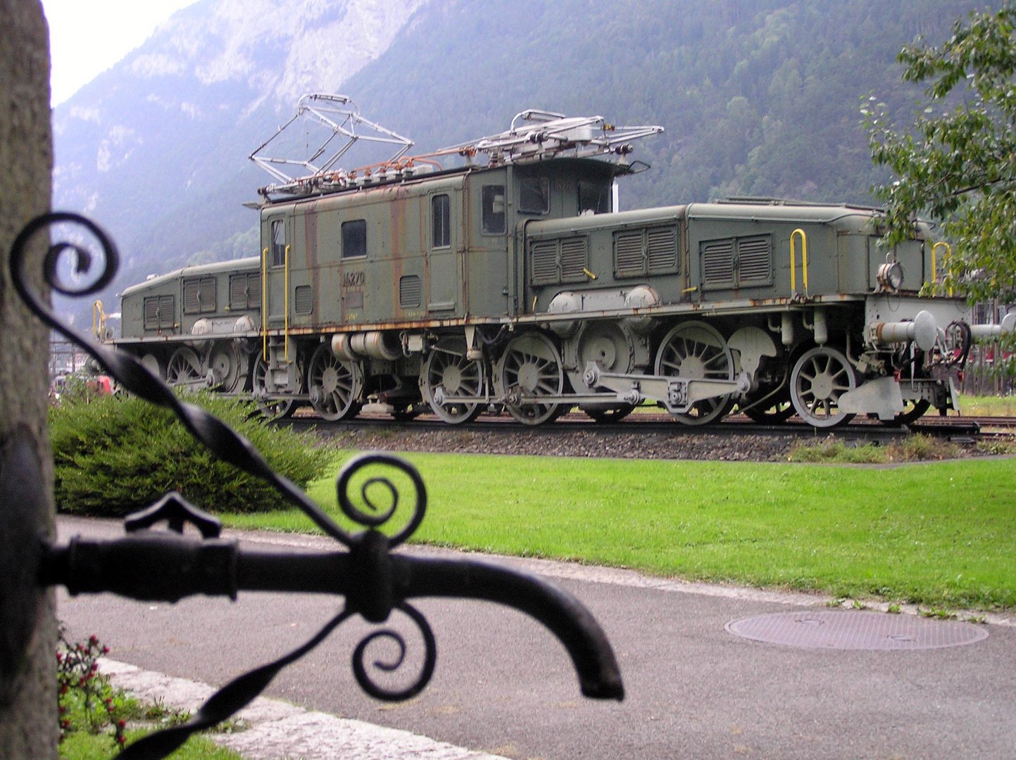 Denkmal-Lokomotive Krokodil CE 6/8II in Erstfeld (CH)