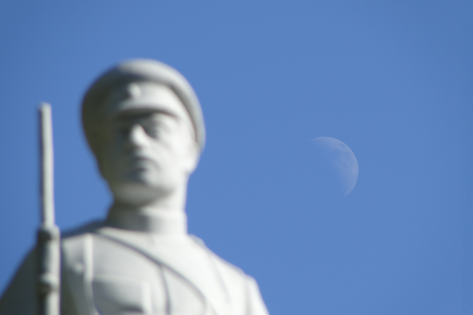 Denkmal und Mond