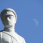 Denkmal und Mond