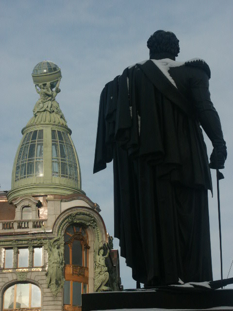 Denkmal von Kutusov vor der Kasaner Kathedrale sowie Dom Knigi