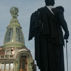 Denkmal von Kutusov vor der Kasaner Kathedrale sowie Dom Knigi