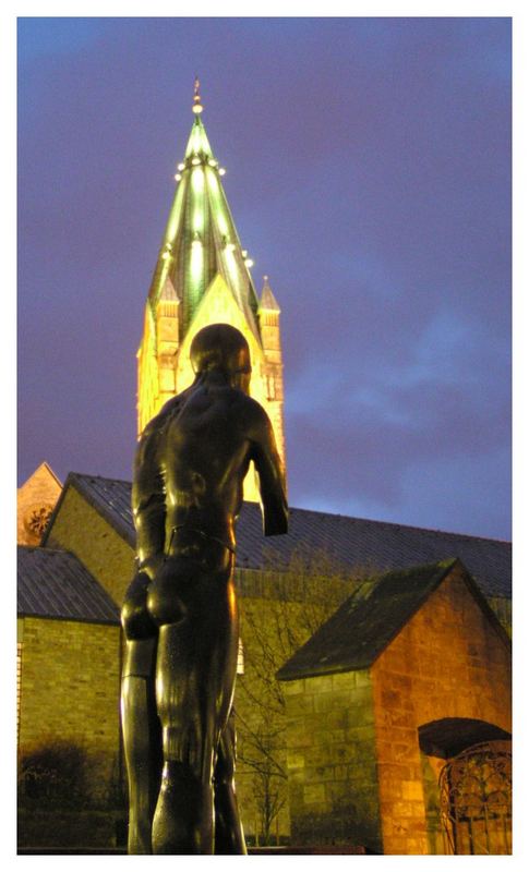 Denkmal vor dem Turm