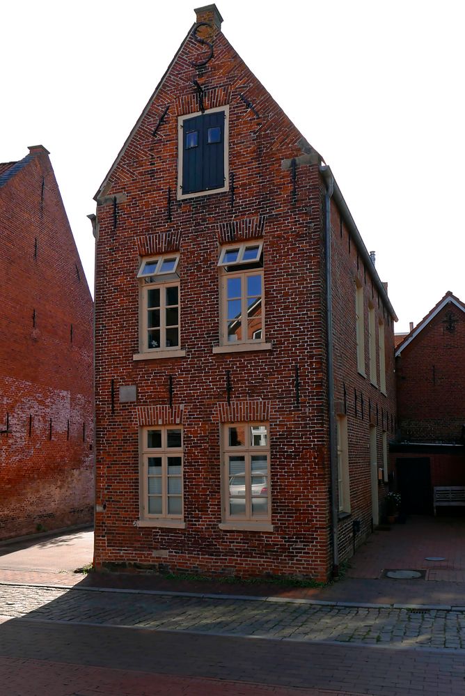 Denkmalgeschütztes Wohnhaus mit Dachbodenspeicher von 1828 in der Altstadt von Leer (Ostfr.) 