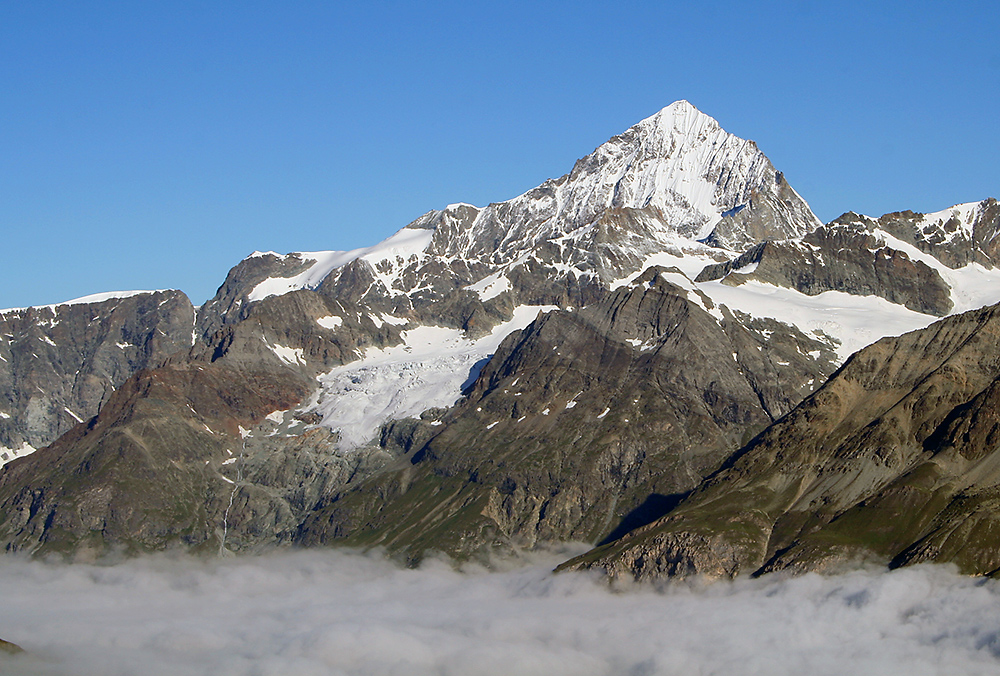 Dent Blanche 4356 m - gewaltige, sehr freistehende Gneispyramide mit langen Graten