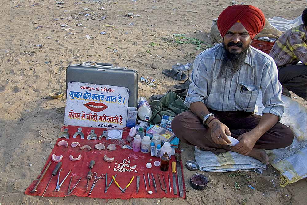 Dentist auf dem Pushkarfest in Rajasthan/indien