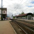 Denzlingen: Bahnhof: ein ICE auf dem Weg nach Karlsruhe