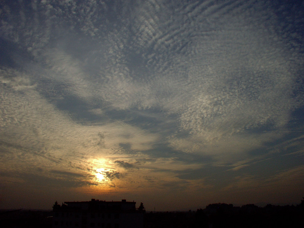 Denzlingen: Blick nach Westen zu den Schäfchenwolken beim Sonnenuntergang