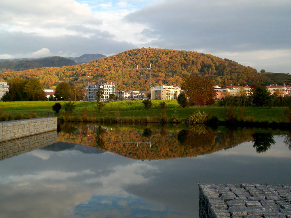 Denzlingen: Herbstspiegelung des Einbollen im See des Kultur- und Bürgerhauses