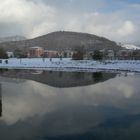 Denzlingen: Winterspiegelung des Einbollen im See des Kultur- und Bürgerhauses