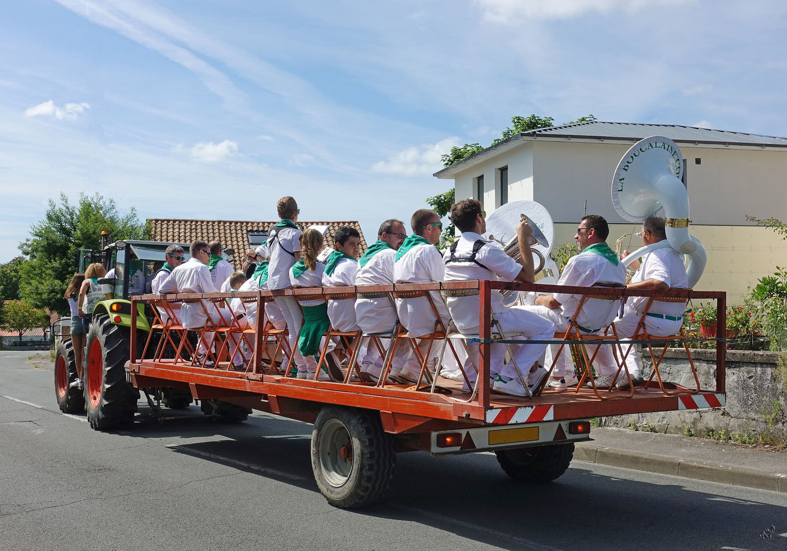 Départ en fanfare  de la Boucalaise ..... 