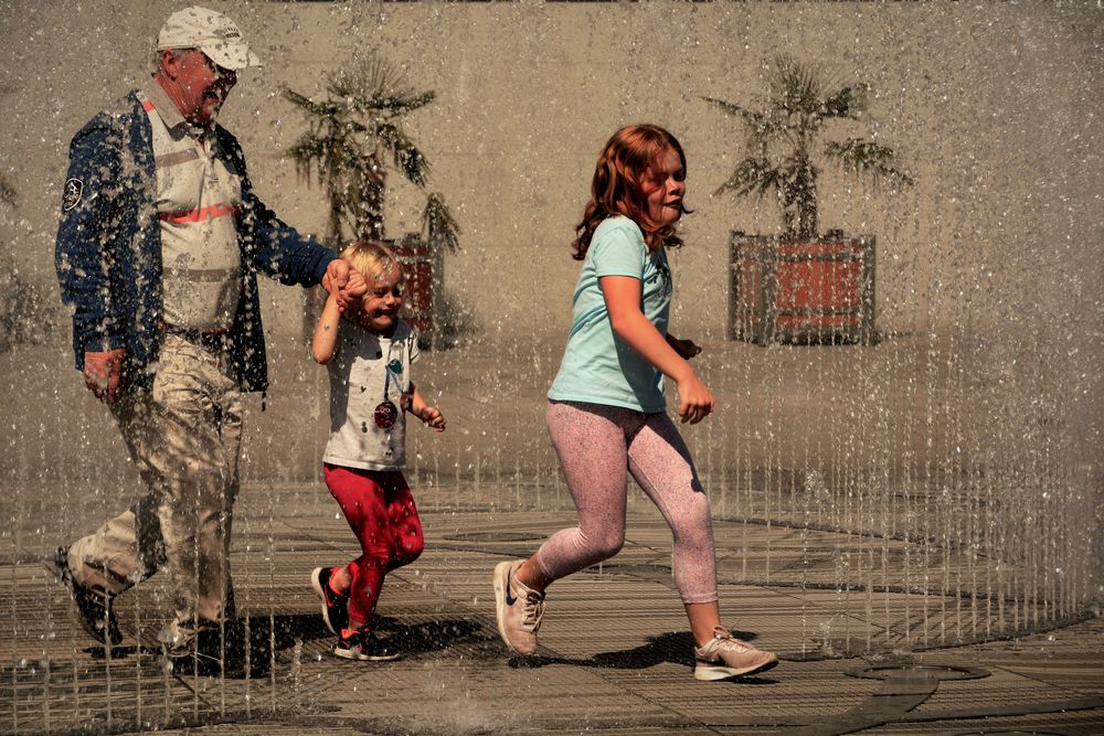 dépêche toi papy, tu vas te faire mouiller